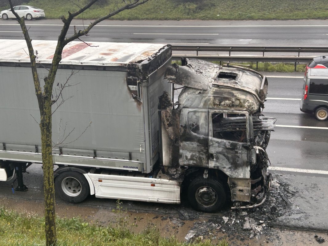 Tuzla’da Seyir Halindeki Tır Alevlere Teslim Oldu