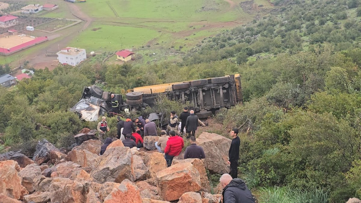 Uçuruma Yuvarlanan Kamyonun Sürücüsü Hayatını Kaybetti