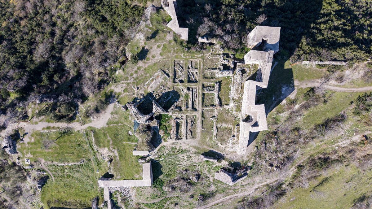 Niksar Kalesi Zamana Meydan Okuyor