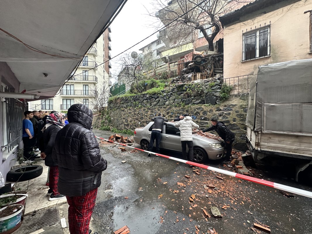 Kağıthane’de Bahçe Duvarı Otomobilin Üzerine Devrildi