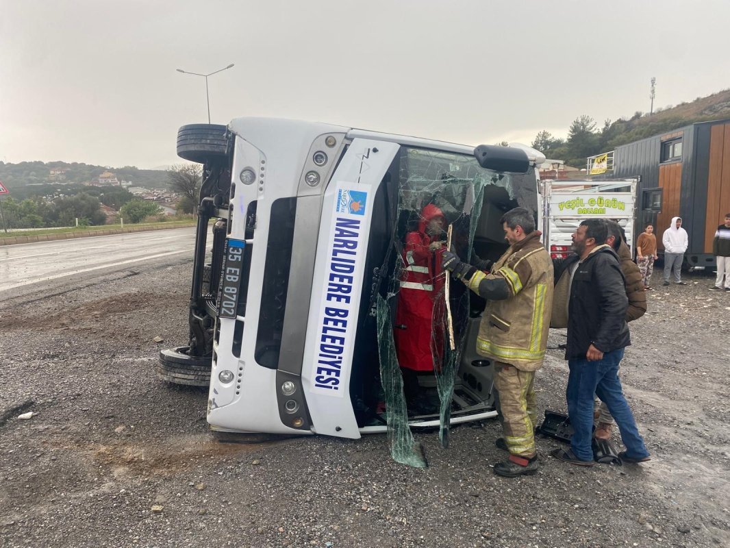 İzmir’de Sporcuları Taşıyan Otobüs Devrildi