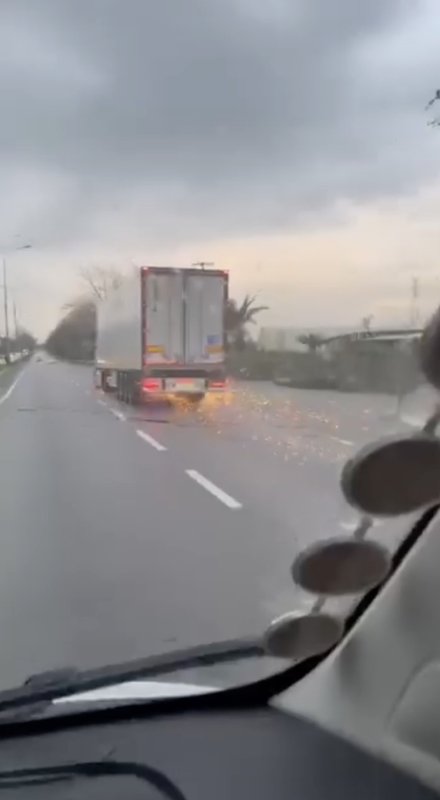 Bursa’da Direği Deviren TIR Kaçtı: Trafikte Korku Dolu Anlar