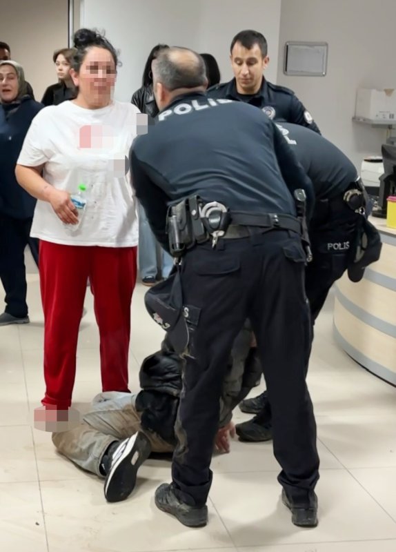 Aksaray’da Dehşet: Oğul Annesinin Sevgilisini Bıçakladı, Anne Hastanede Polisi Tokatladı!