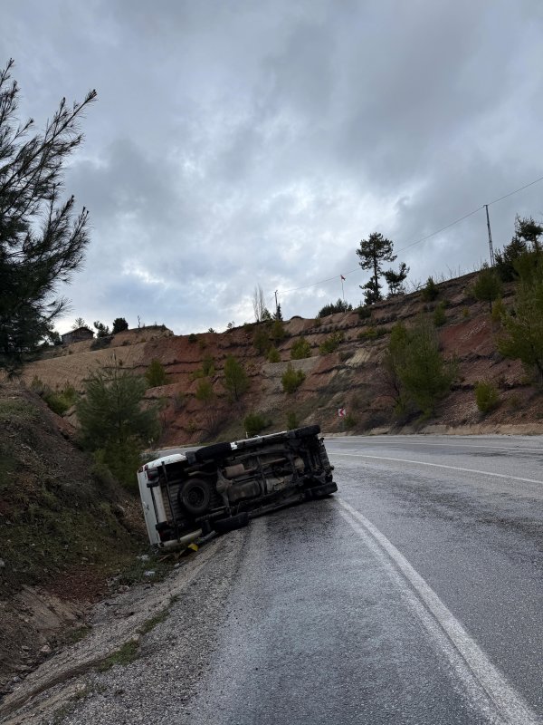 Denizli’de Kaygan Yolda Kontrolden Çıkan Pikap Yan Yattı