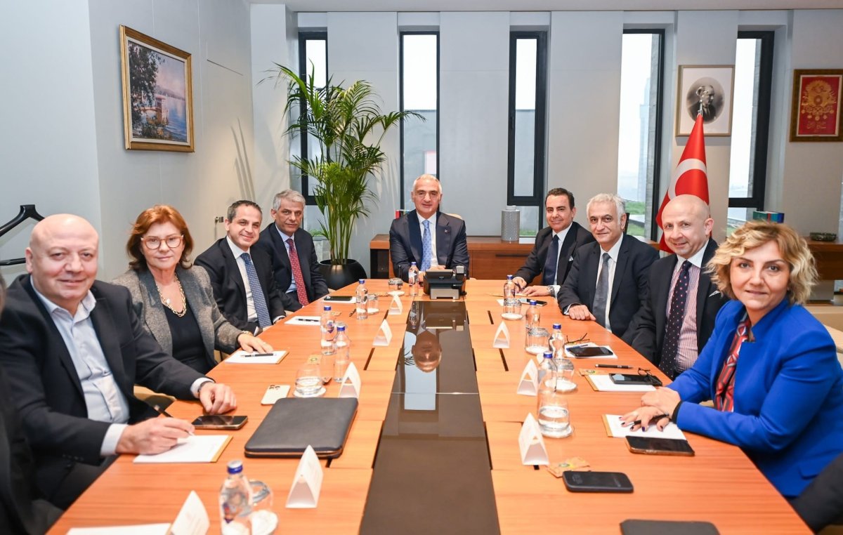 Bakan Ersoy’dan 2026 turizmi için kritik toplantı: Yol haritası belirlendi