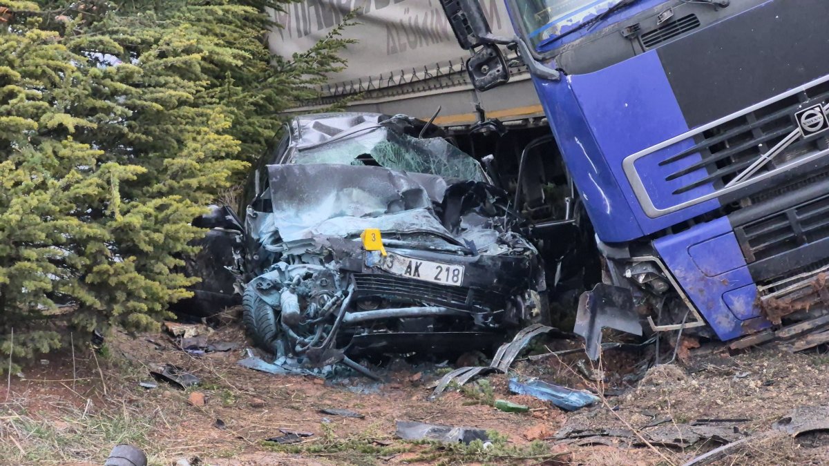 Eskişehir’de tır dehşeti: Kontrolden çıkan tır otomobili altına aldı – 1 ölü, 2 yaralı