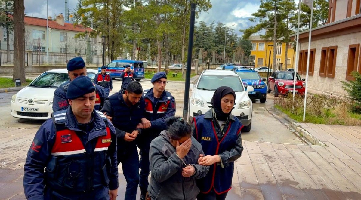 Bohçacı Kılığında Geldiler 880 Bin TL’yi Çaldılar