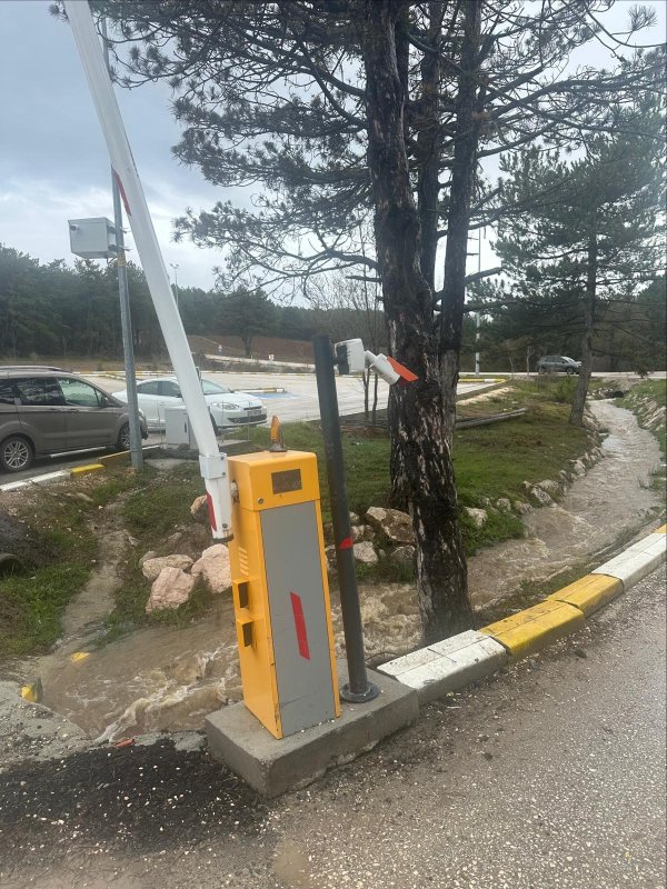 Pelitözü Gölpark Girişinde Kamyon Turnikelere Çarptı