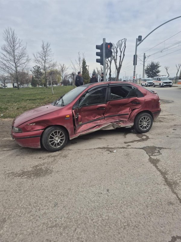 Eskişehir’de Otomobil İle Tramvay Çarpıştı: 2 Yaralı