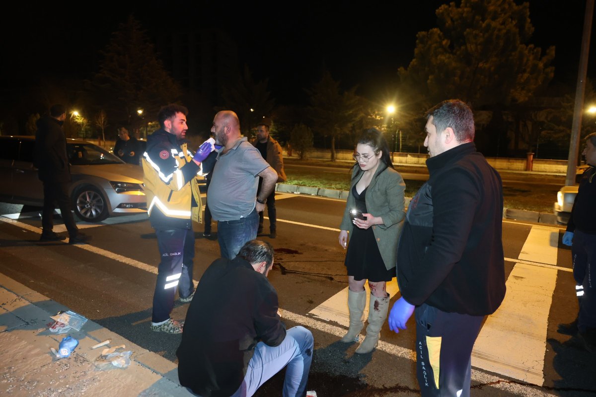 Yardım İçin Durdular, Küfür Edilince Alkollü Sürücüyü Darp Ettiler