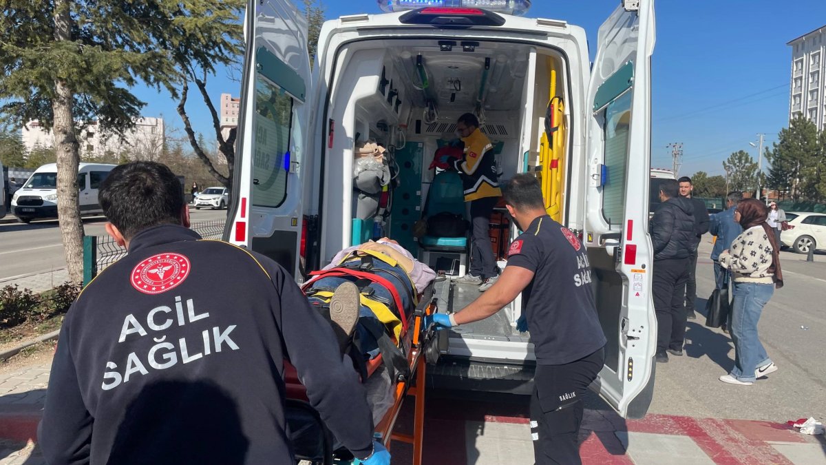 Karaman’da Yaya Geçidinde Feci Kaza: Üniversiteli Genç Kız Yaralandı