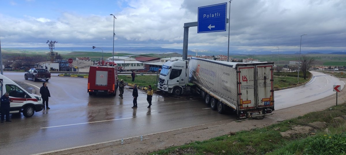 Ankara’da Tır Refüje Çarptı 1 Kişi Yaralandı