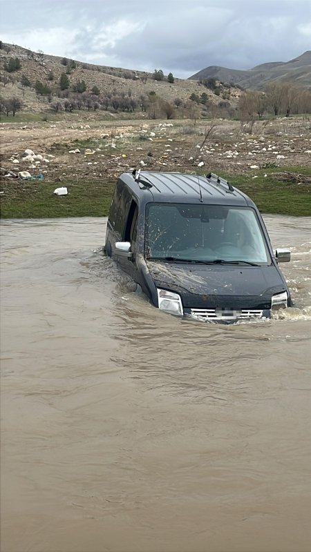 Çayı Geçmeye Çalıştı Suda Mahsur Kaldı