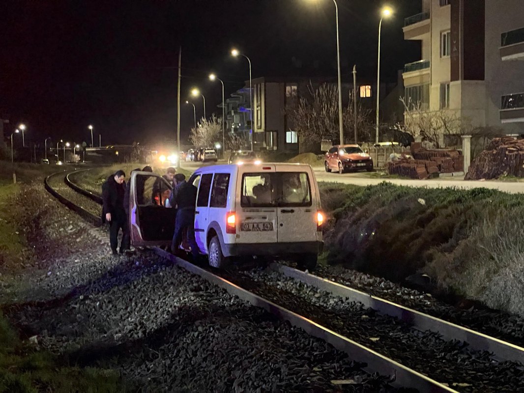 Yolu Karıştırdı, Tren Raylarına Girdi: Facia Son Anda Önledi