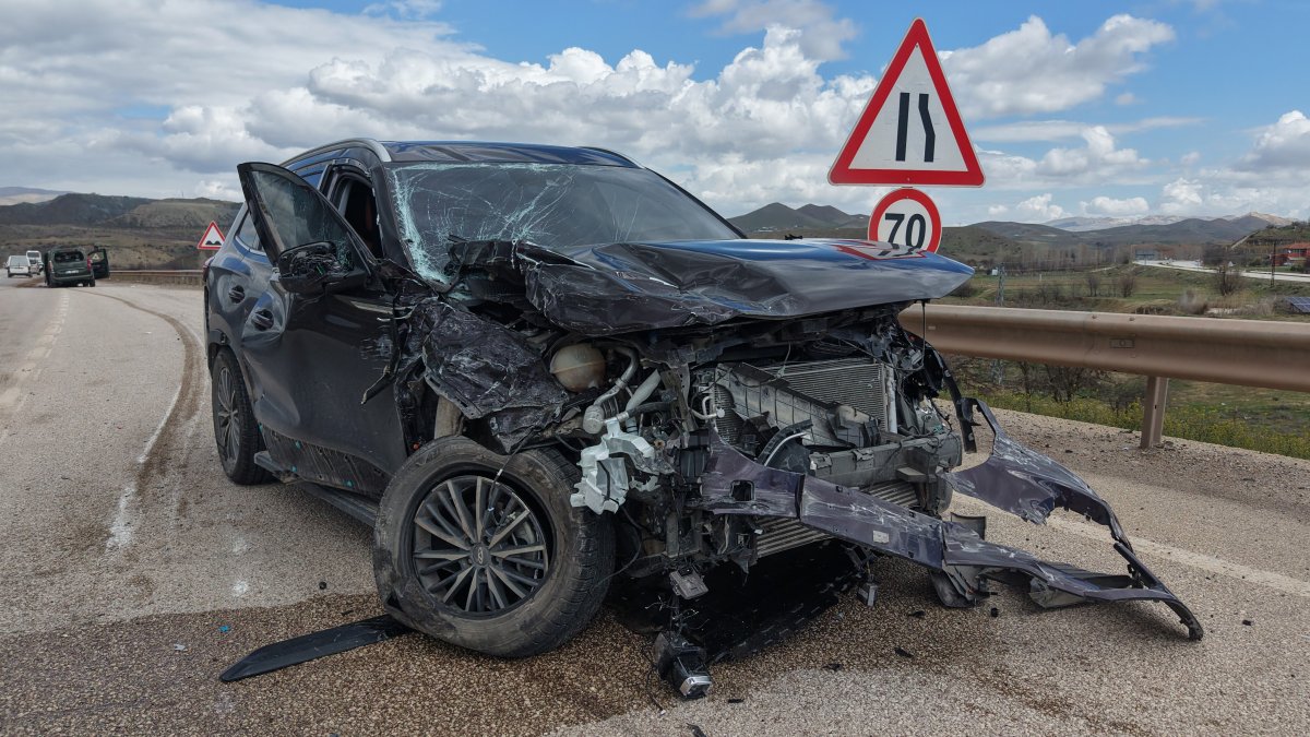 Zincirleme kaza: 3 araç çarpıştı, 7 kişi yaralandı