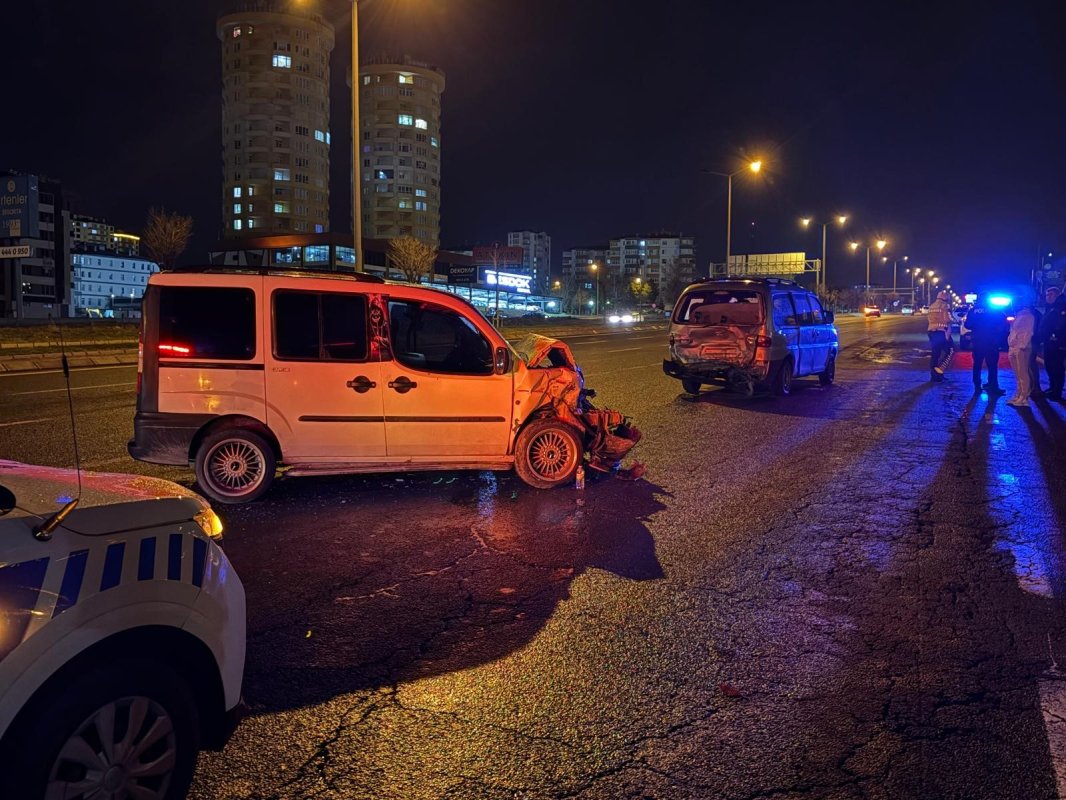 Arızalı Minibüse Çarpan Araçta 7 Aylık Bebek Dahil 6 Yaralı