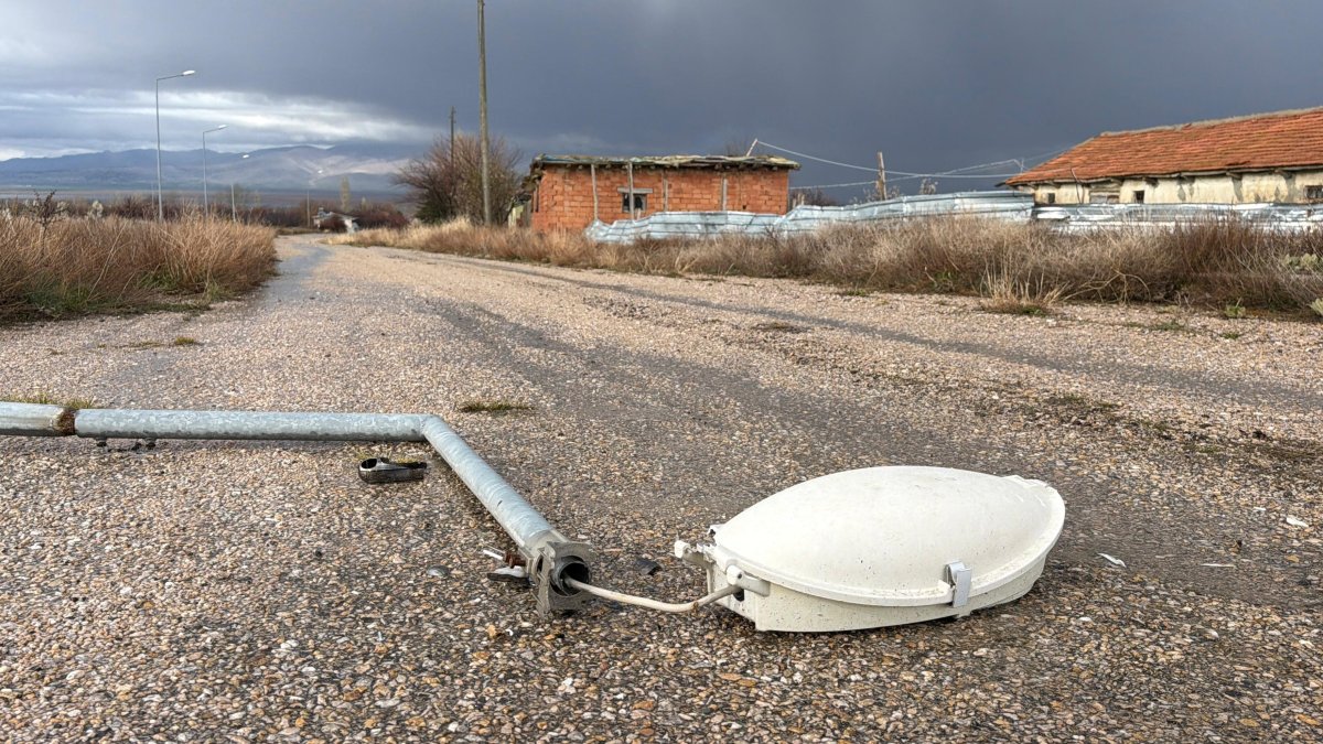 Aydınlatma Direği Yola Devrildi Facianın Eşiğinden Dönüldü
