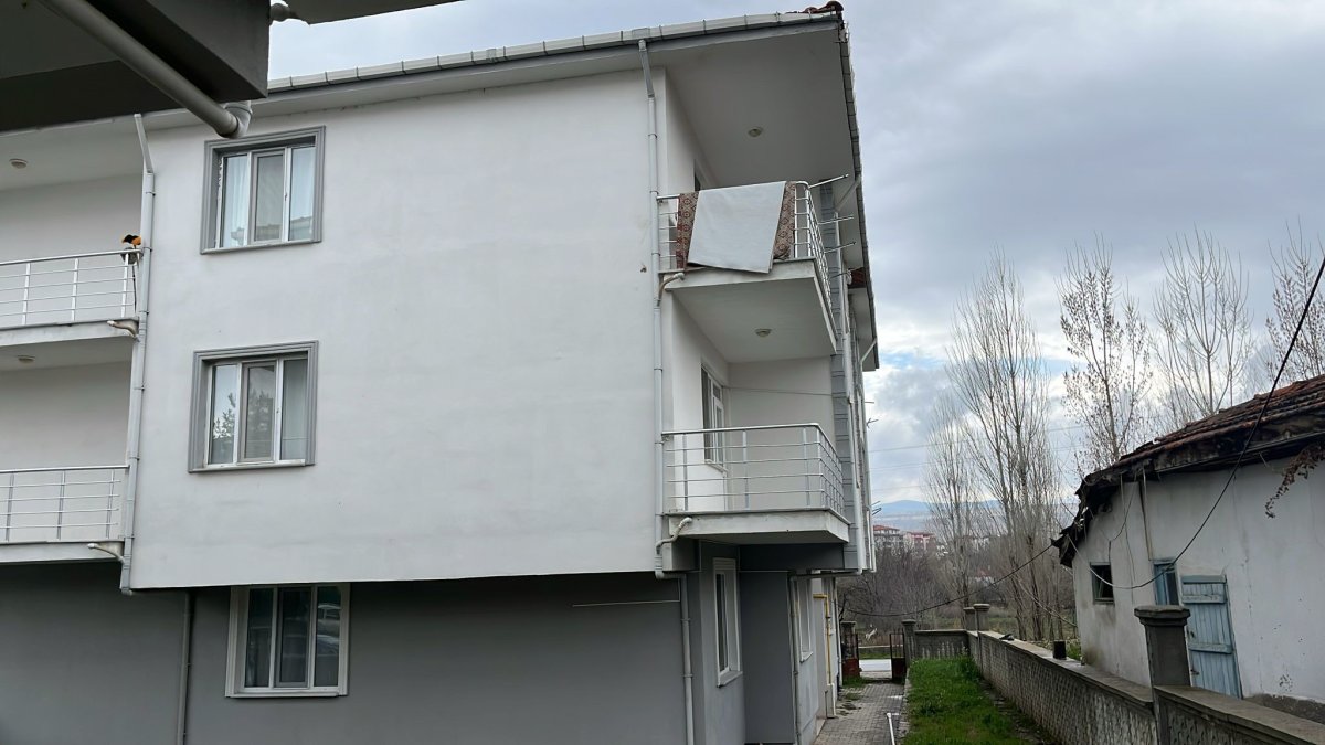 Balkondan Düşen Alzheimer Hastası Hayatını Kaybetti