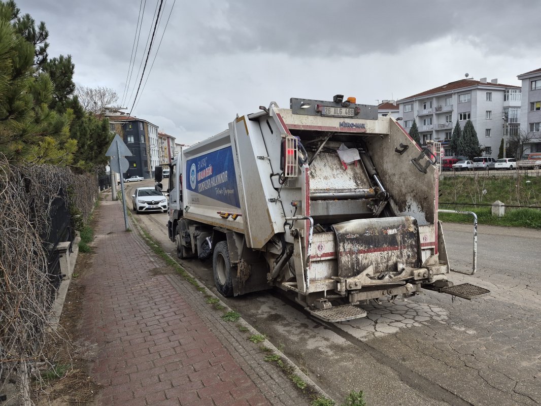 Dur Levhasına Uymadı Çöp Kamyonuna Çarptı: 1 Yaralı