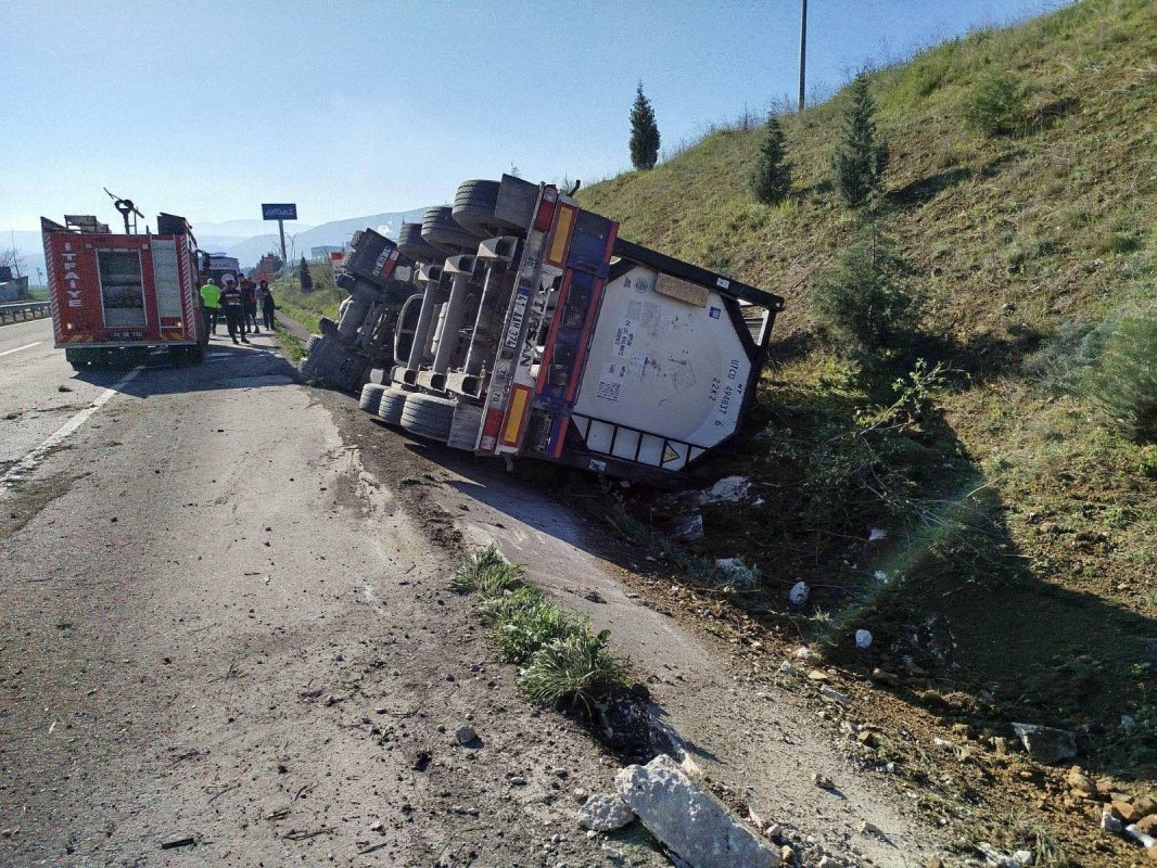 Bilecik’te Devrilen Tırın Sürücüsü Yaralandı
