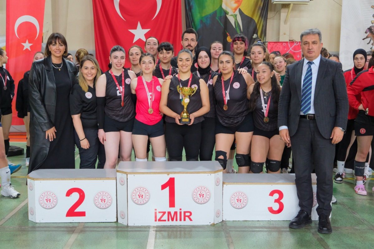 Bilecikli sporcular voleybolda şampiyon oldu