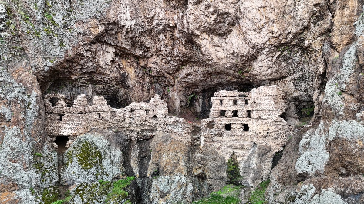 Sümela’yı Andıran Alicin Manastırı Doğal Yapısıyla Dikkat Çekiyor