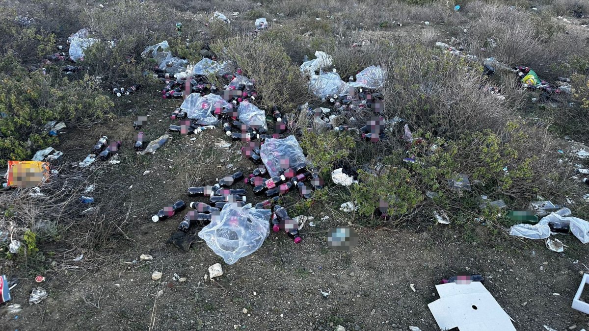 Bilecik’te Ormanlık Alana Yüzlerce Şalgam Şişesi Atıldı