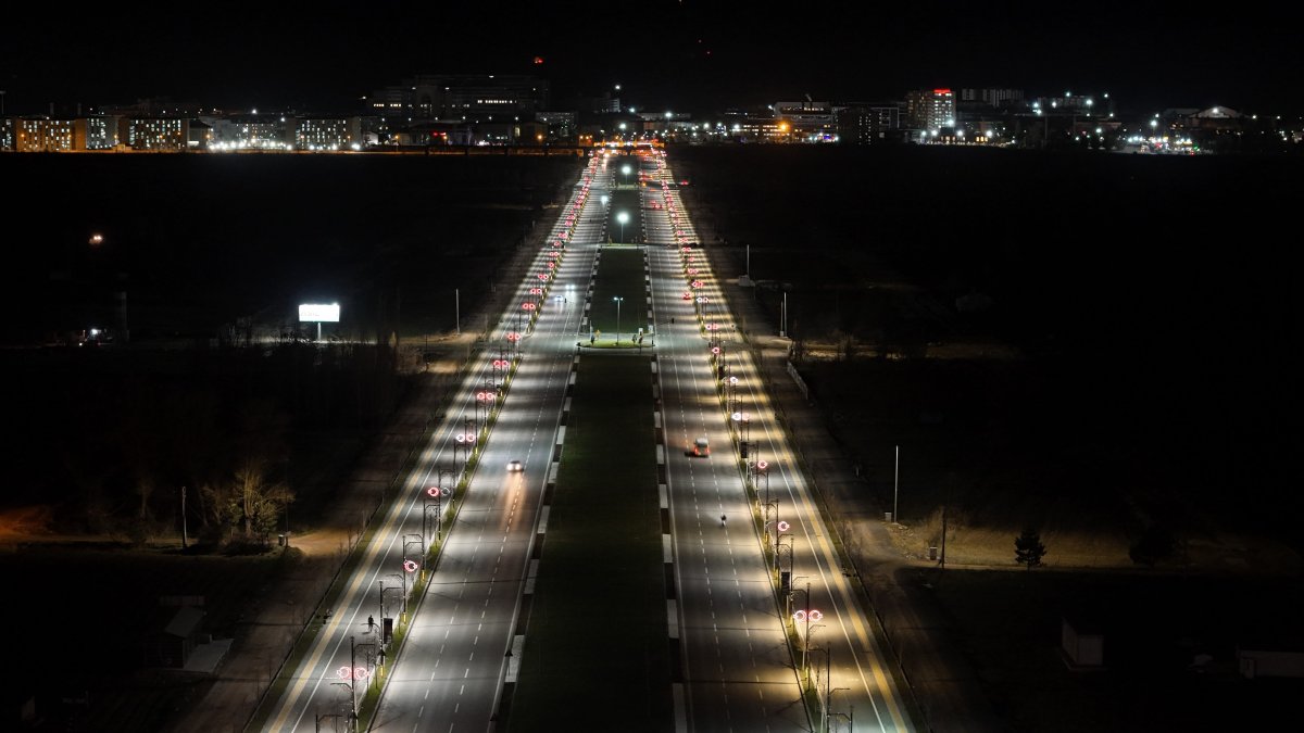 Görüntüsüyle Havalimanını Andıran Bulvar Dikkat Çekiyor