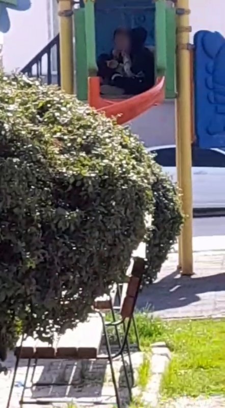 Çocuk Parkında Sigara İçen Çocuklar Tepki Çekti
