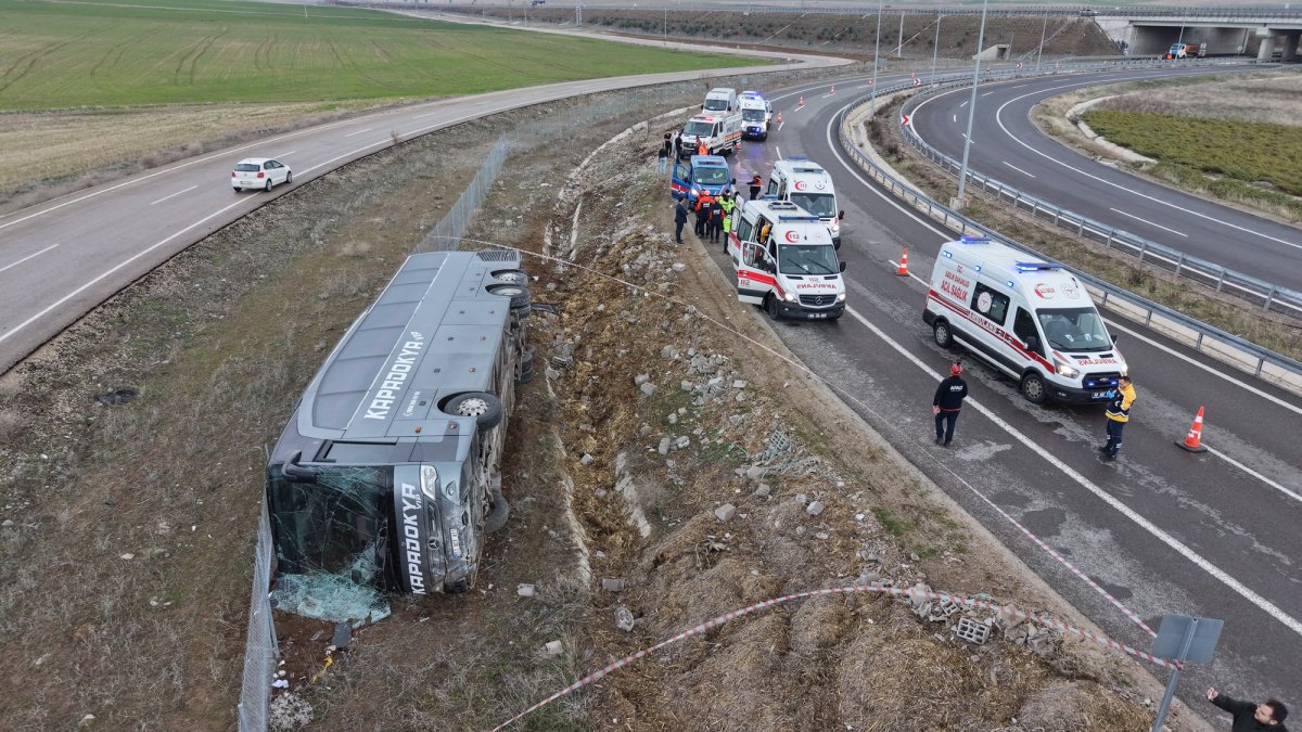 Virajı Alamayan Otobüs Şarampole Devrildi: 23 Yaralı
