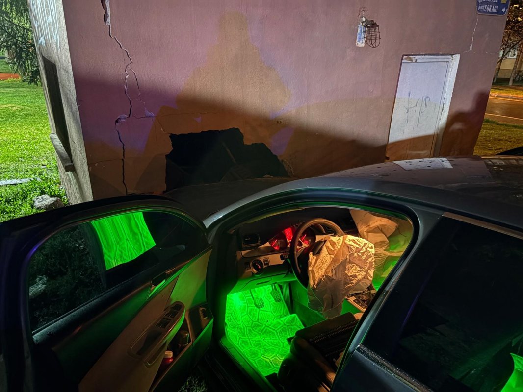 Yağışta Kontrolden Çıkan Araç Depoya Çarptı