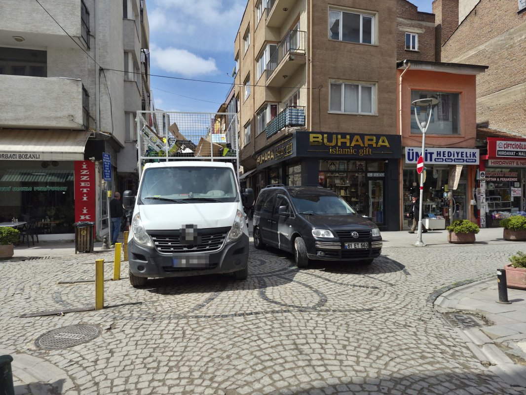 Dar Sokakta Hatalı Park Trafiği Kilitledi