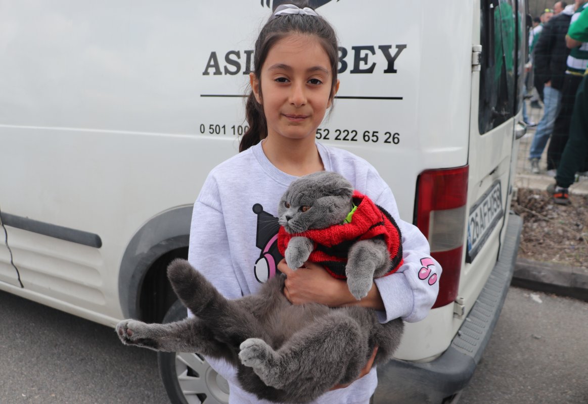 Kedisiyle Tribünde: Minik Taraftar Arife Masal’dan Renkli Görüntü