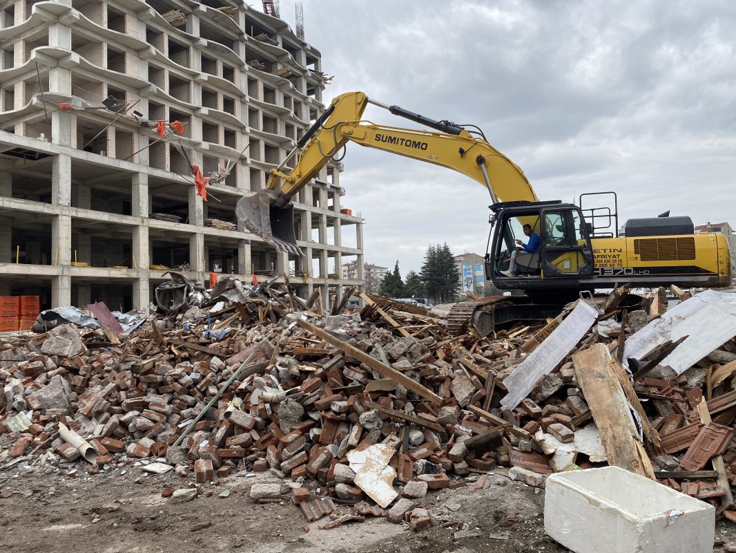 Eskişehir’de Tehlike Büyümeden Önlendi: Riskli Bina da Yıkıldı