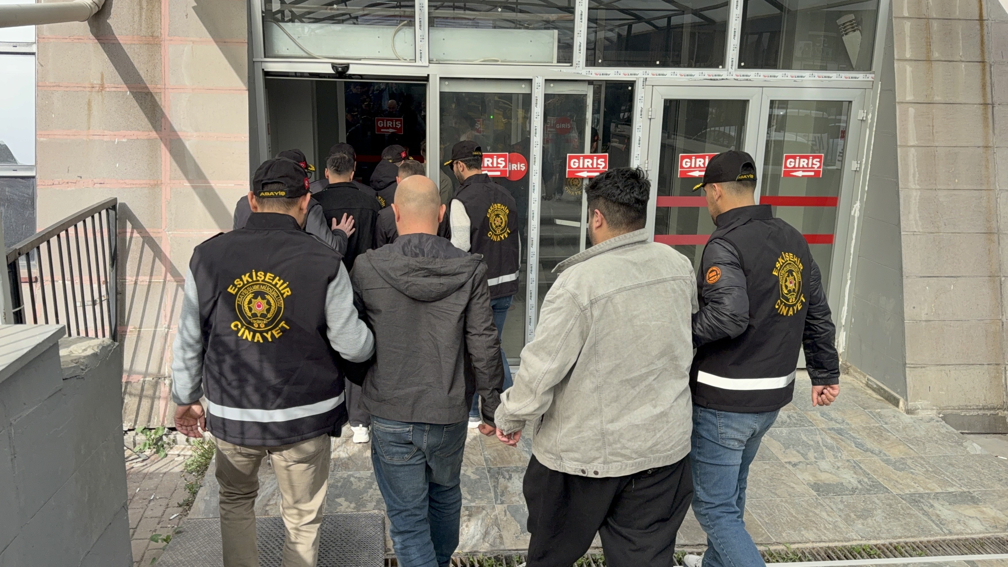Eskişehir’de tefecilik operasyonu: 15 gözaltı, 4 kişi tutuklandı