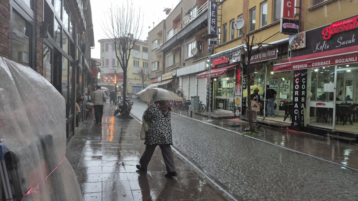 Fırtına Ve Sağanak Eskişehir’de Günlük Yaşamı Etkiledi