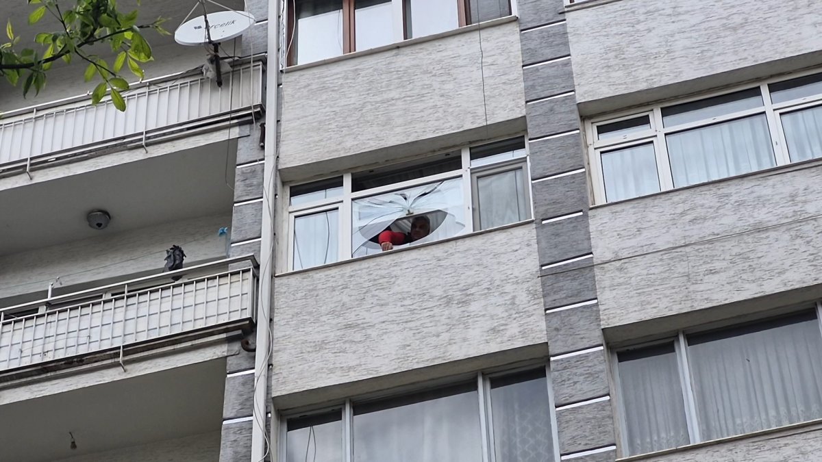 Fırtına Sırasında Kopan Cam Parçası Vatandaşı Yaraladı