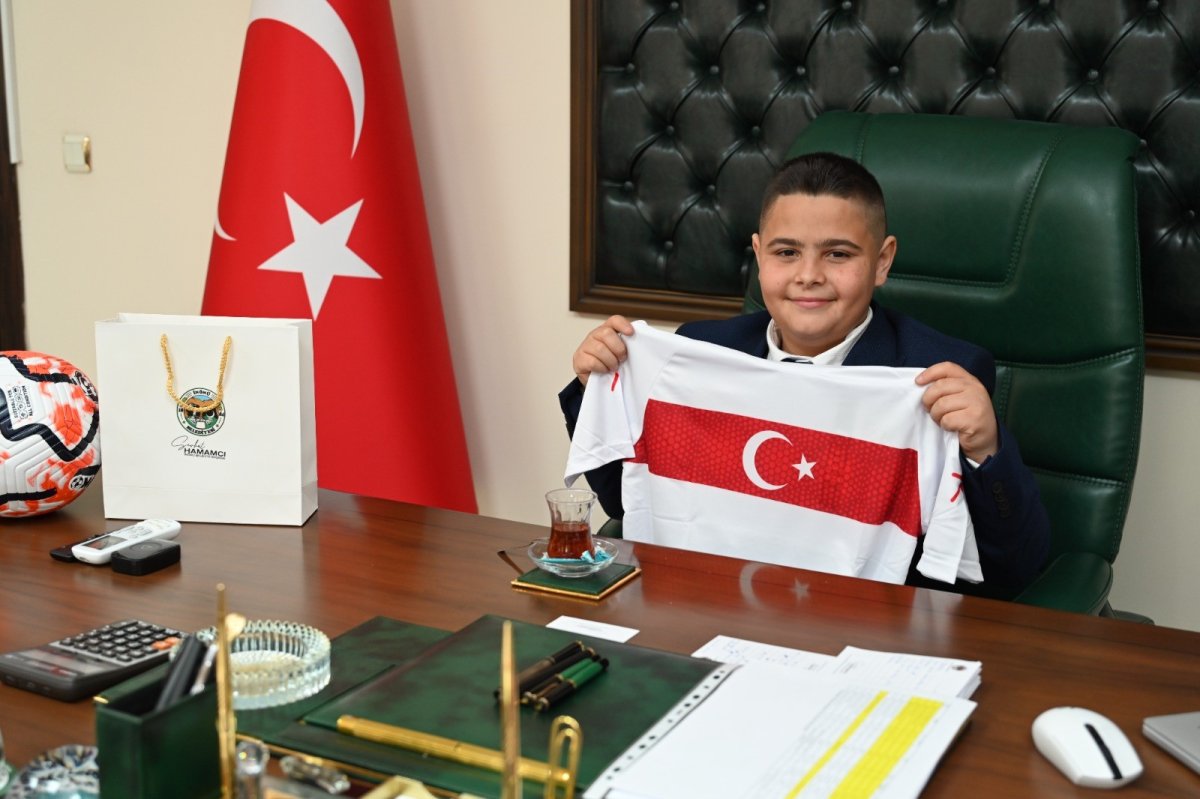 23 Nisan’da Anlamlı Ziyaret: Başkan Hamamcı Makamını Küçük Başkana Devretti