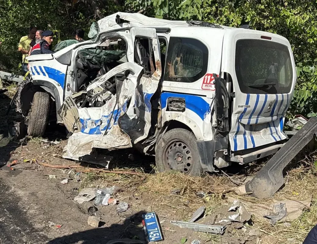İzmir'de freni patlayan tır araçlara çarptı: 2 kişi hayatını kaybetti