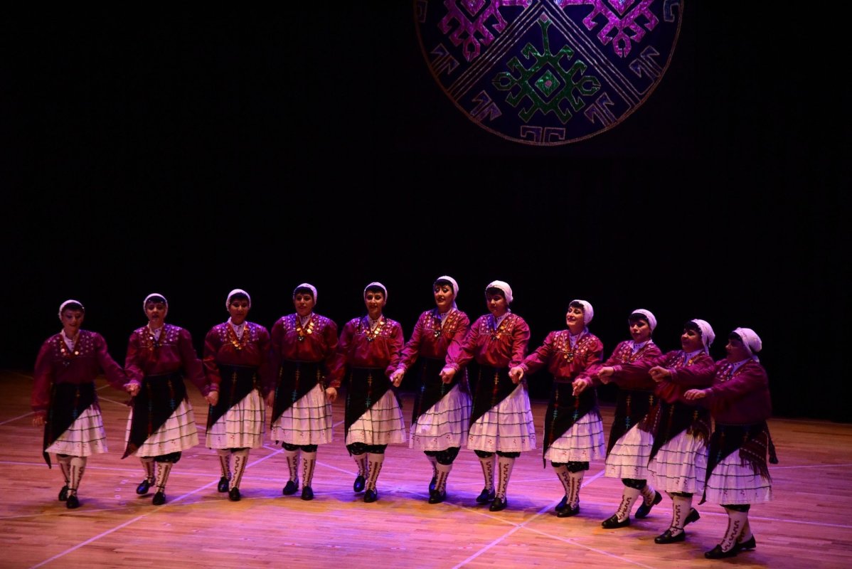 Halk Dansları Topluluğu Sahnede Folklor Şöleni Sundu