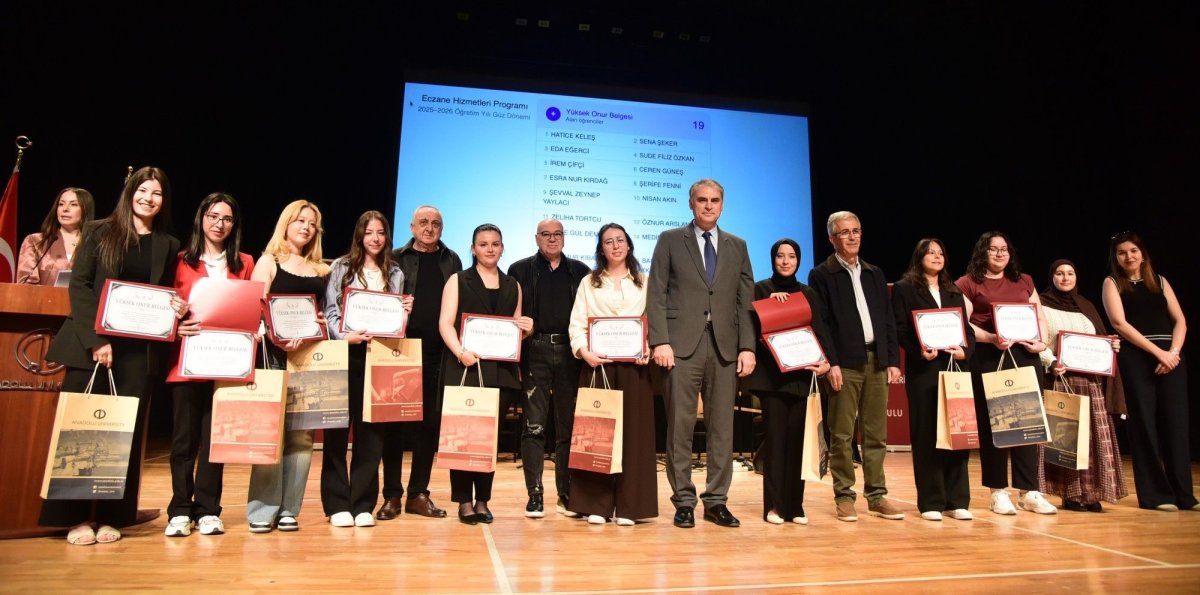 Anadolu Üniversitesi’nde Akademik Başarı Töreni: Öğrencilere Onur Belgeleri Takdim Edildi