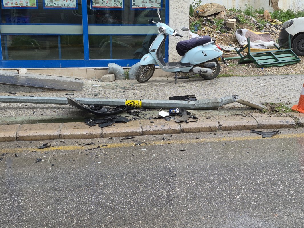Eskişehir’de Kaza: Aydınlatma Direği Marketin Camını Parçaladı, Sürücü Yaralandı