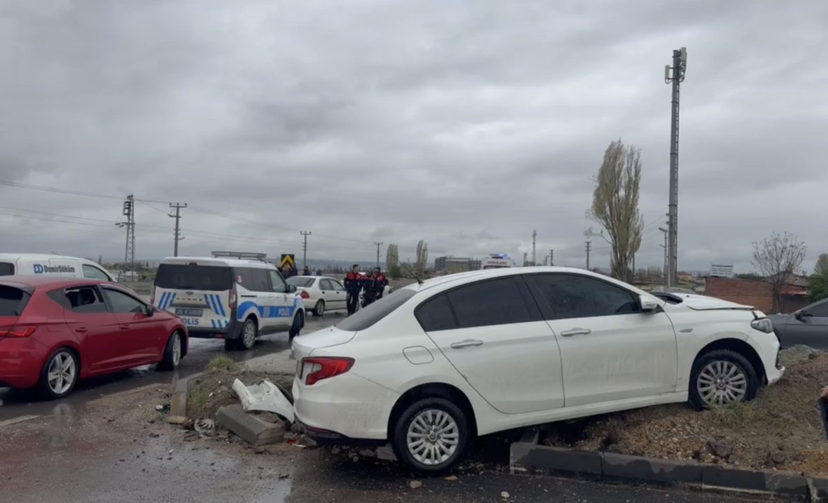 Eskişehir’de Yağışlı Hava Kazayı Getirdi: İki Otomobil Çarpıştı, 1 Çocuk Yaralandı