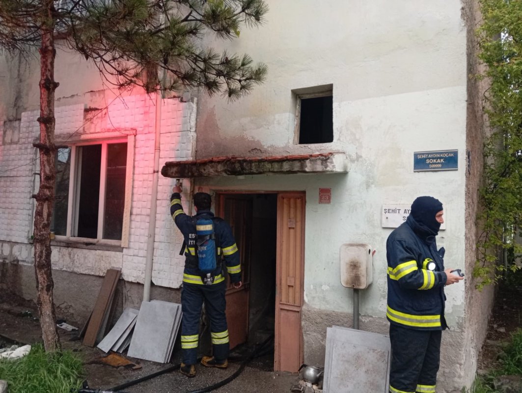 Eskişehir’de Ev Yangını Can Aldı: 98 Yaşındaki Kadın Hayatını Kaybetti
