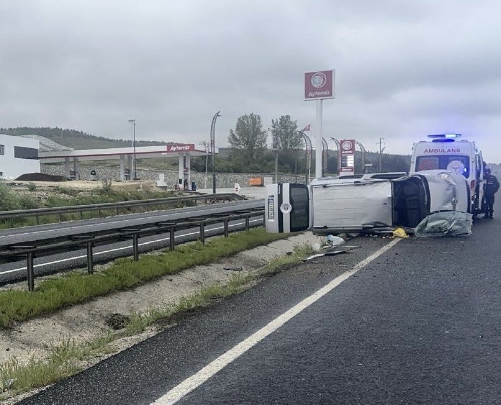 Eskişehir Yolunda Korkutan Kaza! Araç Yan Yattı, 4 Kişi Yaralandı