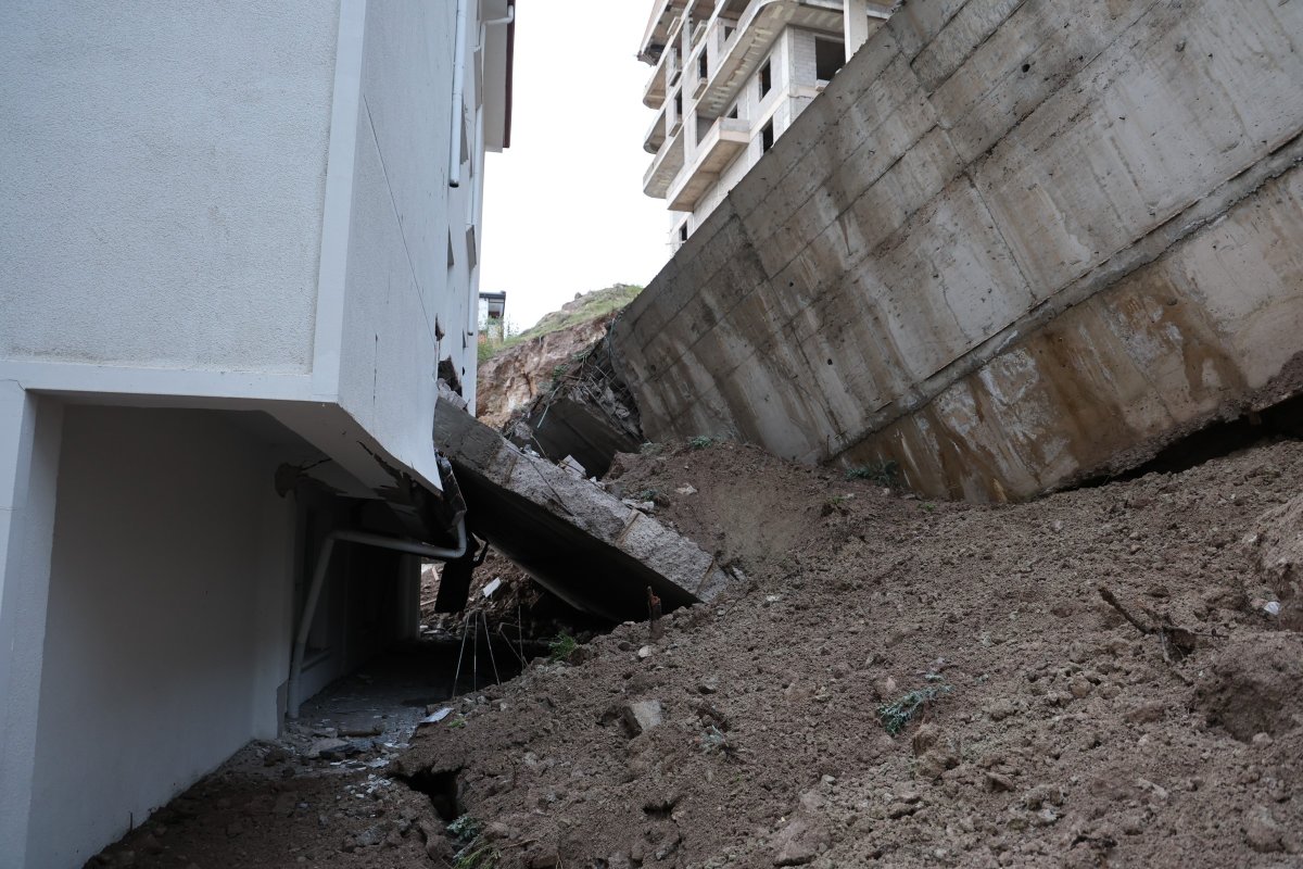 Nevşehir’de İstinat Duvarı Çöktü 10 Ev Tahliye Edildi
