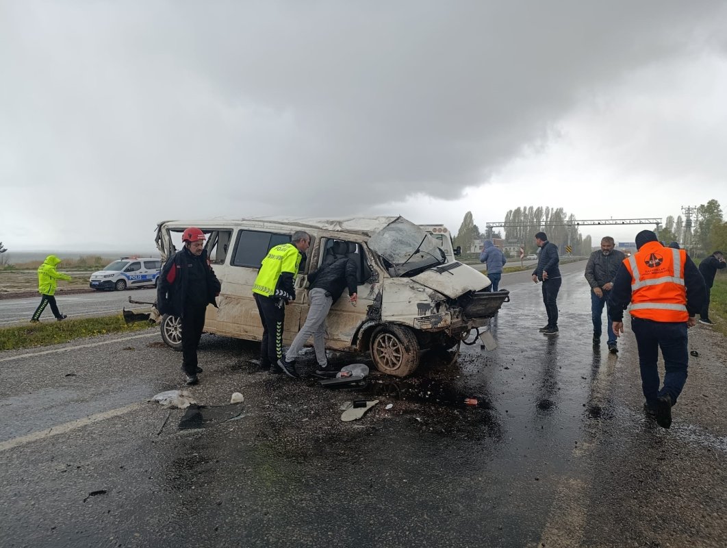 Beyşehir’de Minibüs Devrildi Sürücü Yaralandı
