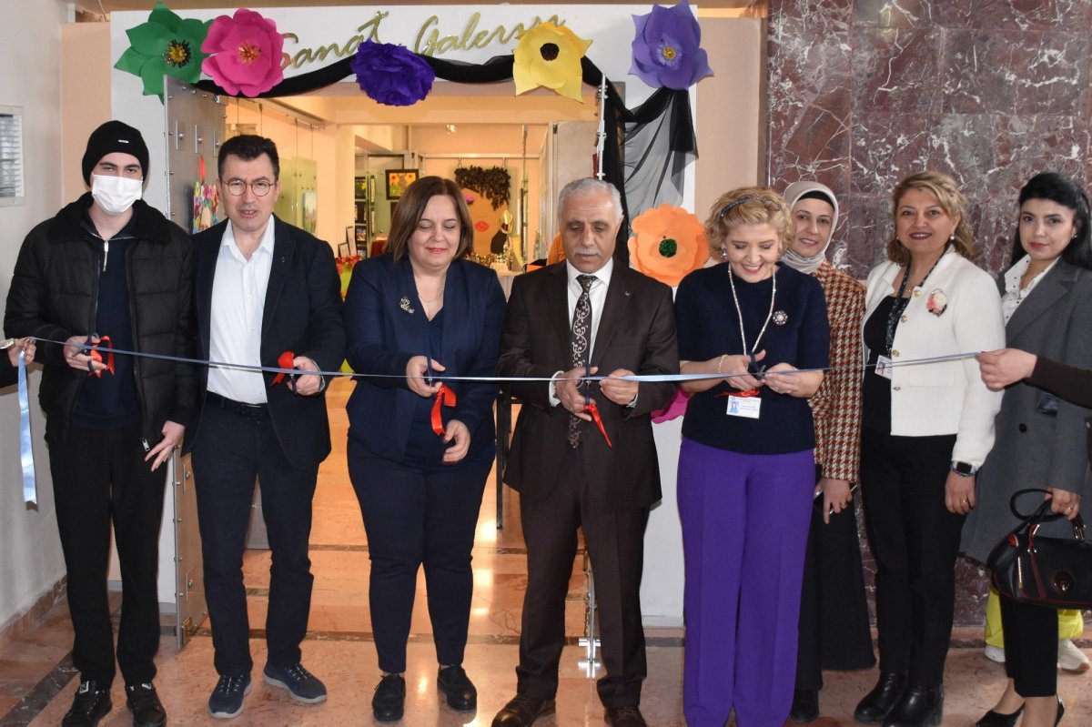 ESOGÜ Hastanesi’nde “Sanat İyileştirir” Sergisi Açıldı