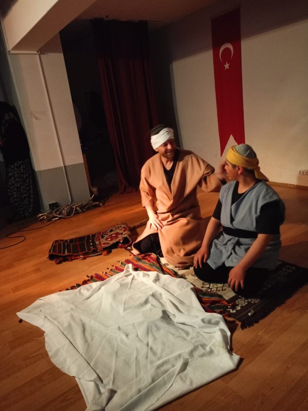 Yunus Emre’nin Hayatı Sahneye Taşındı, İzleyiciden Tam Not Aldı