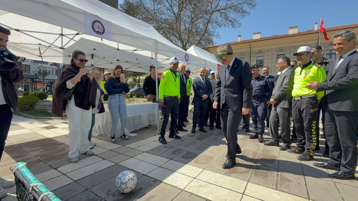 Trafik Haftasında Dikkat Çeken Anlar: Vali Yılmaz Alkol Gözlüğünü Denedi